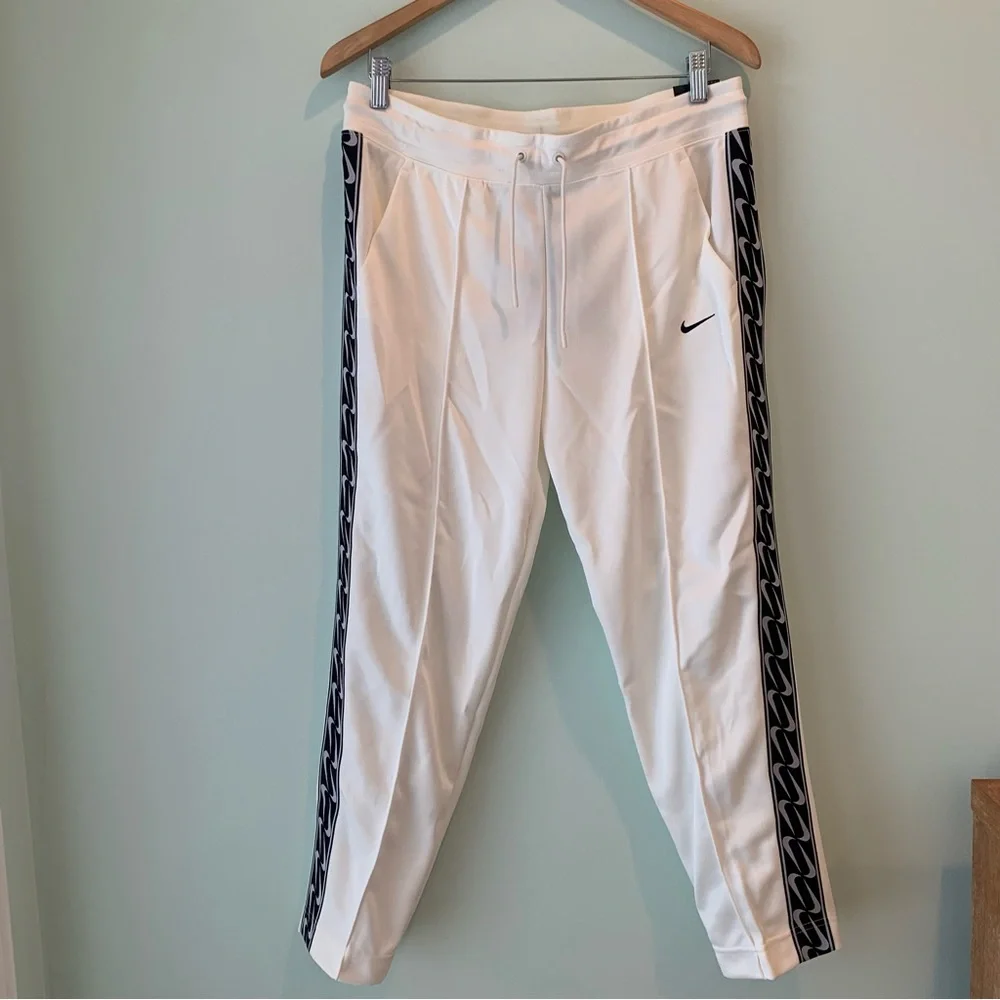 NWT Women’s NIKE Logo Cream Standard Fit Athletic Pants Swoosh Medium M Joggers - Picture 1 of 8